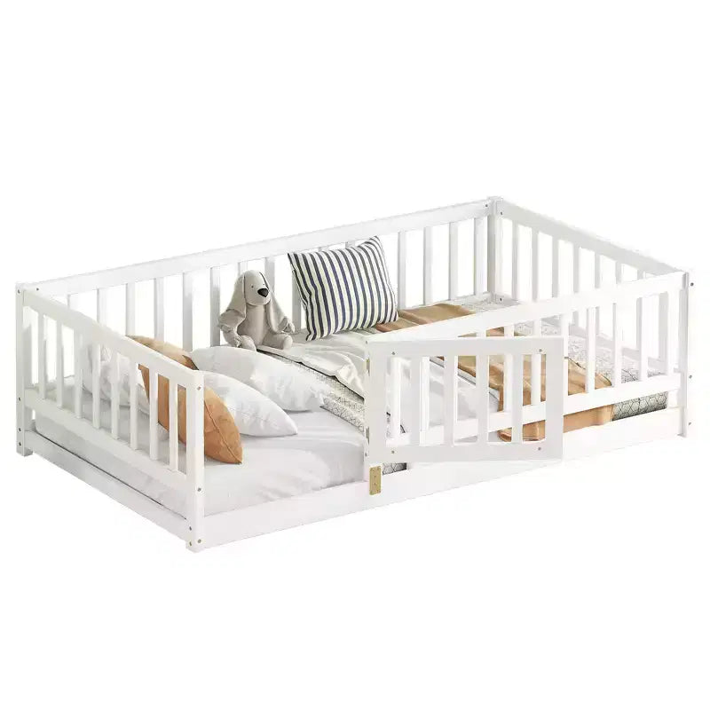 Letto basso a pavimento con recinzione di sicurezza e anta, doghe di supporto per bambini