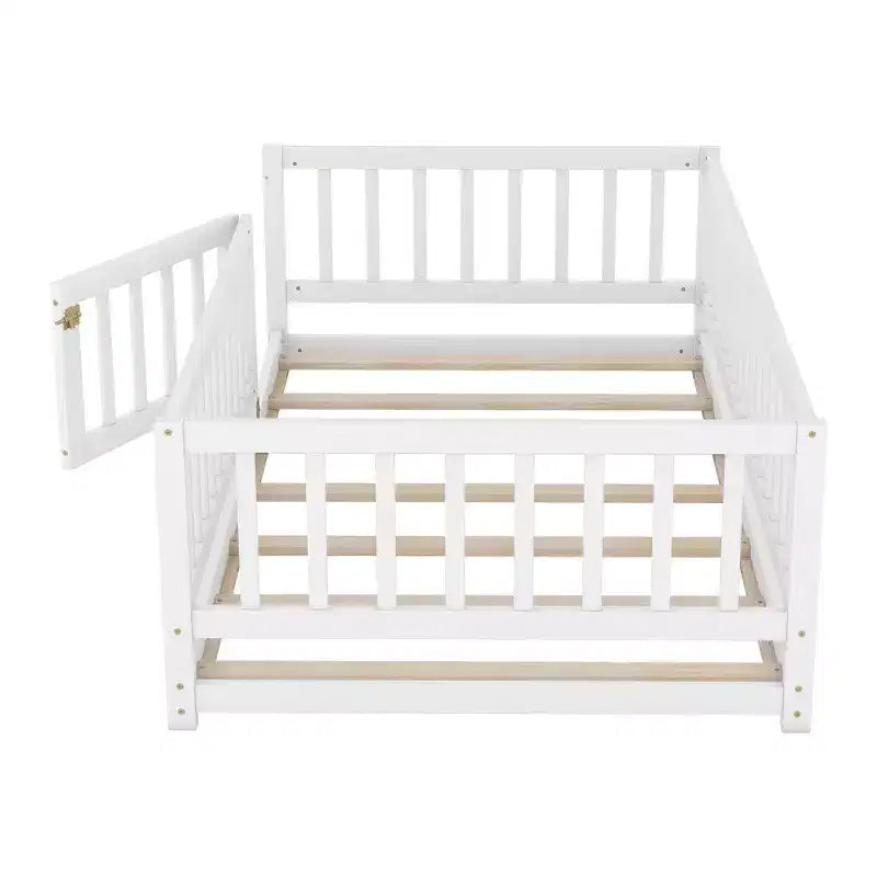 Letto basso a pavimento con recinzione di sicurezza e anta, doghe di supporto per bambini