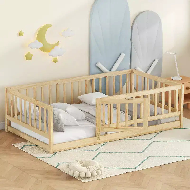 Letto basso a pavimento con recinzione di sicurezza e anta, doghe di supporto per bambini