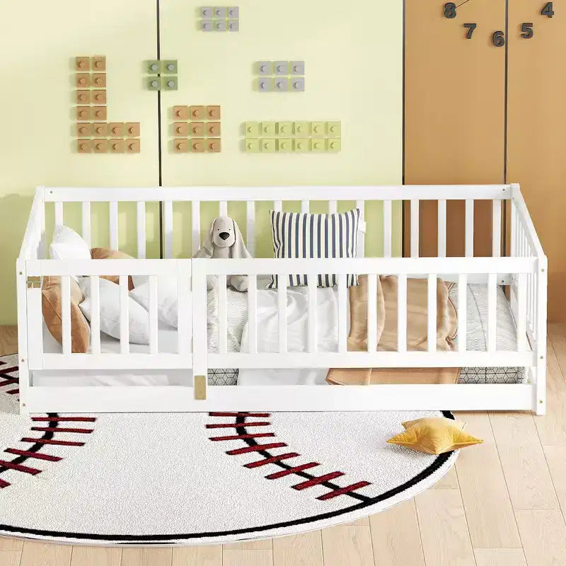 Letto basso a pavimento con recinzione di sicurezza e anta, doghe di supporto per bambini