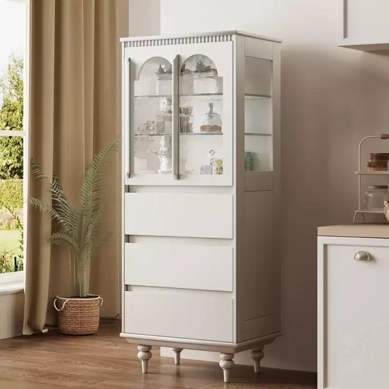 Dispensa da 56.88 pollici in altezza bianca con ante in vetro ad arco e 3 cassetti, mobile contenitore da cucina indipendente per sala da pranzo e soggiorno