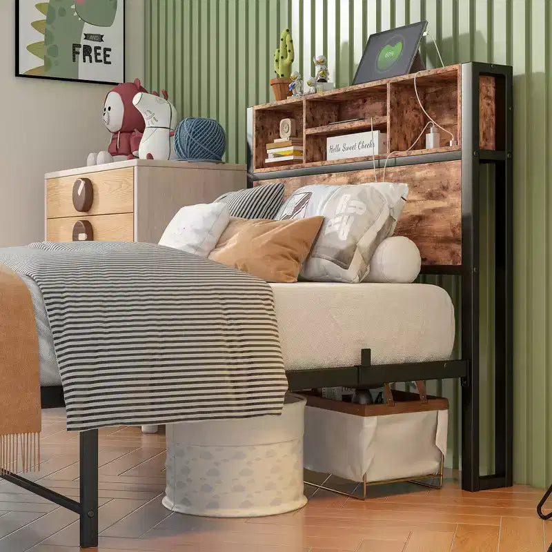GDFStudio Yannis Letto a piattaforma moderno in metallo e legno con testiera contenitore e stazione di ricarica