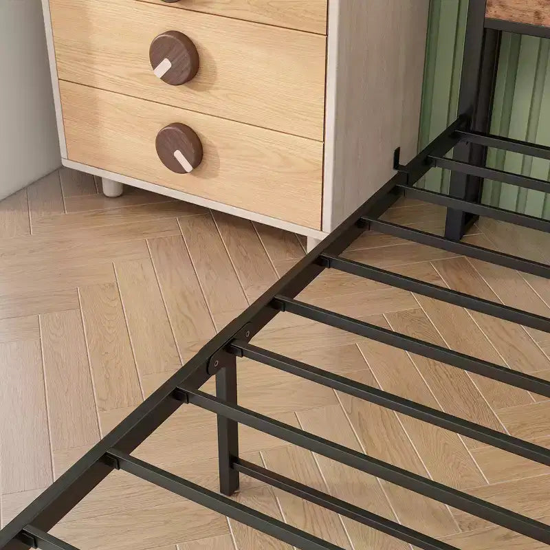 GDFStudio Yannis Letto a piattaforma moderno in metallo e legno con testiera contenitore e stazione di ricarica
