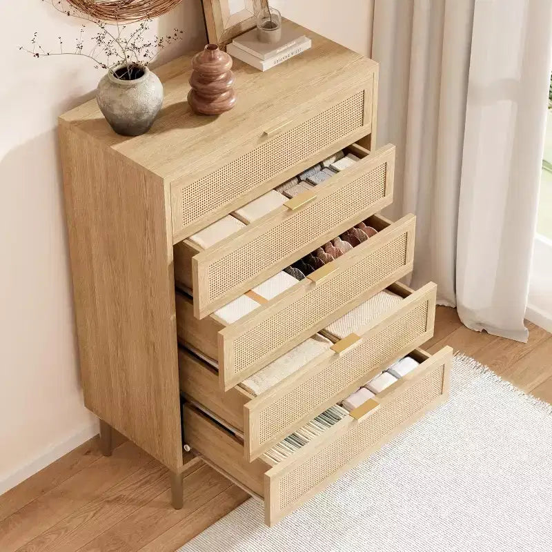 Cassettiera a 5 cassetti in rattan, comò alto 111 cm stile rustico con gambe in metallo per camera da letto e soggiorno